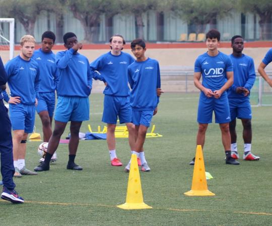 curso aplicado charla deportiva en el campo de fútbol