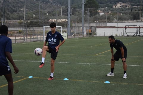 Élite Soccer Academy: Formando futuras estrellas del fútbol Élite Soccer Academy: Formando futuras estrellas del fútbol
