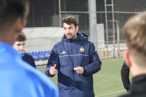 Psicólogo de la academia de fútbol en una sesión de entrenamiento